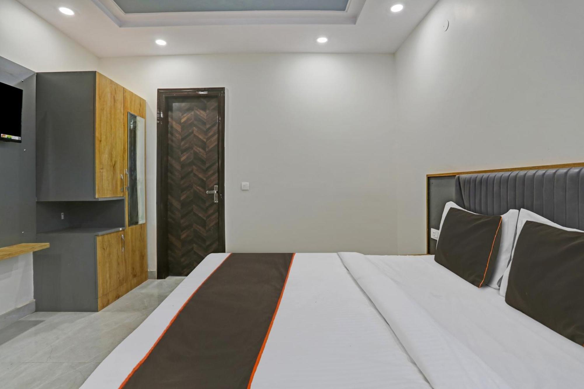 Отель Townhouse Vip Grand Дели Экстерьер фото